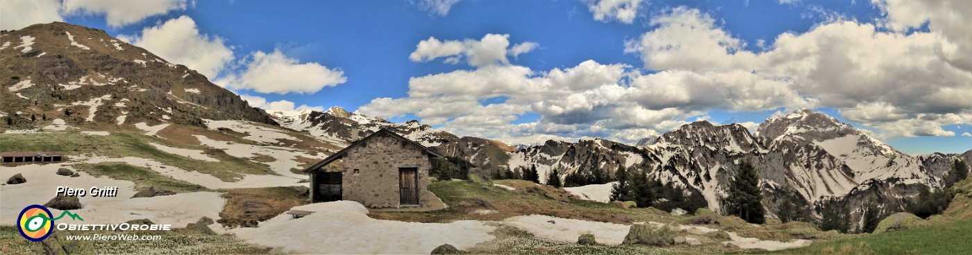 74 Panoramica alla Baita di Monte Campo (1878 m).jpg